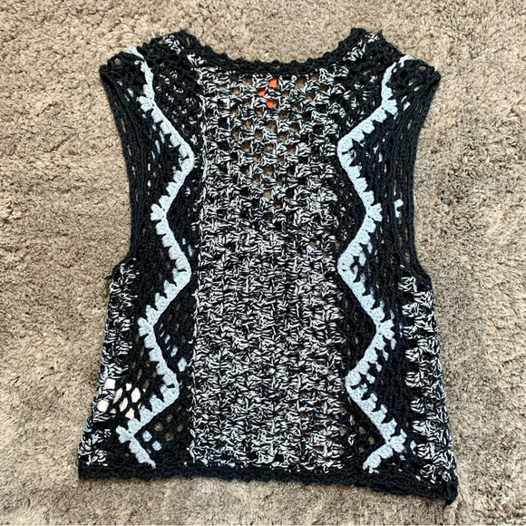 NWOT Chelsea & Violet Crochet Knit V Neck Crop Tank - Picture 2 of 3